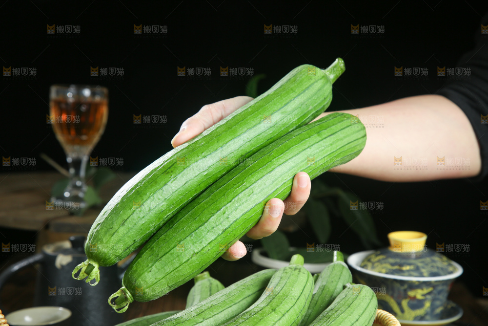木底上的长丝瓜