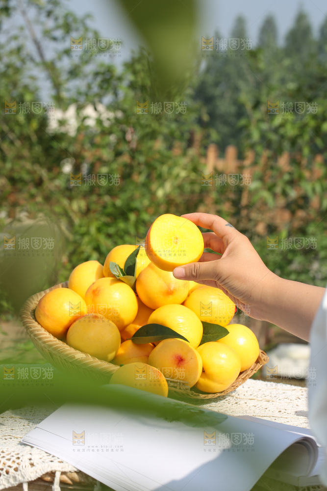 手里拿着黄油桃
