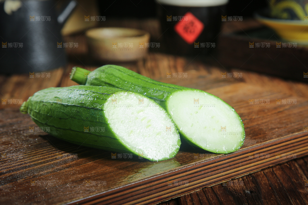 木底上的长丝瓜