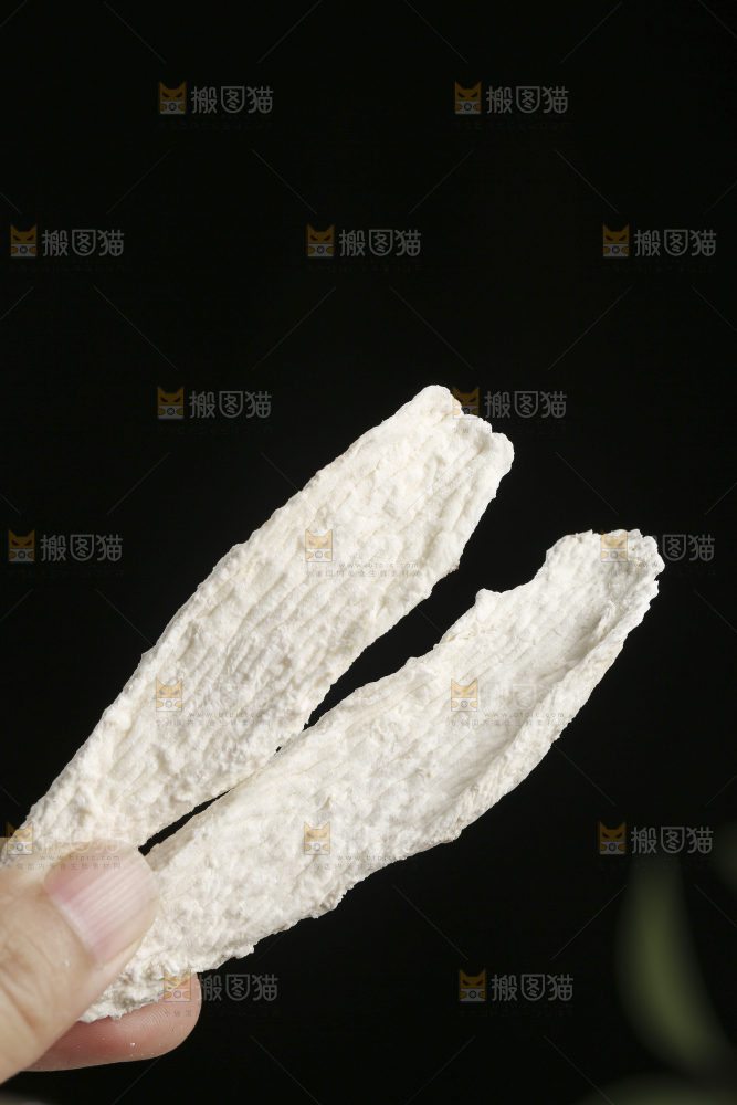 木底上的山药干片