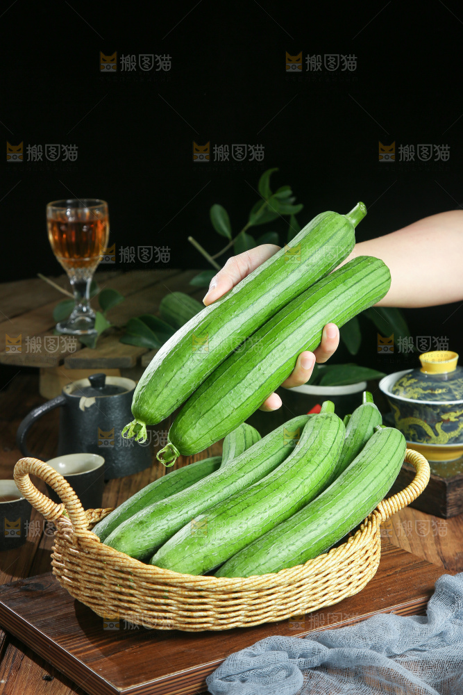 木底上的长丝瓜