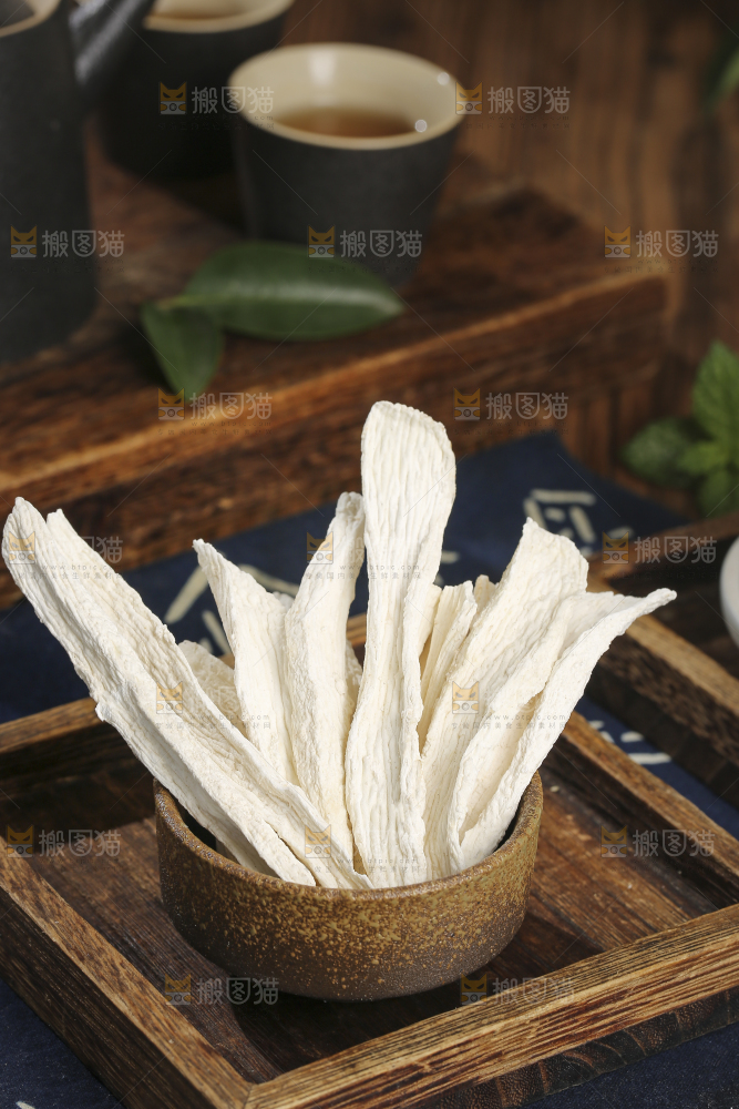 木底上的山药干片