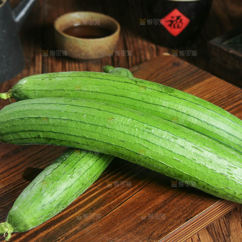 木底上的长丝瓜