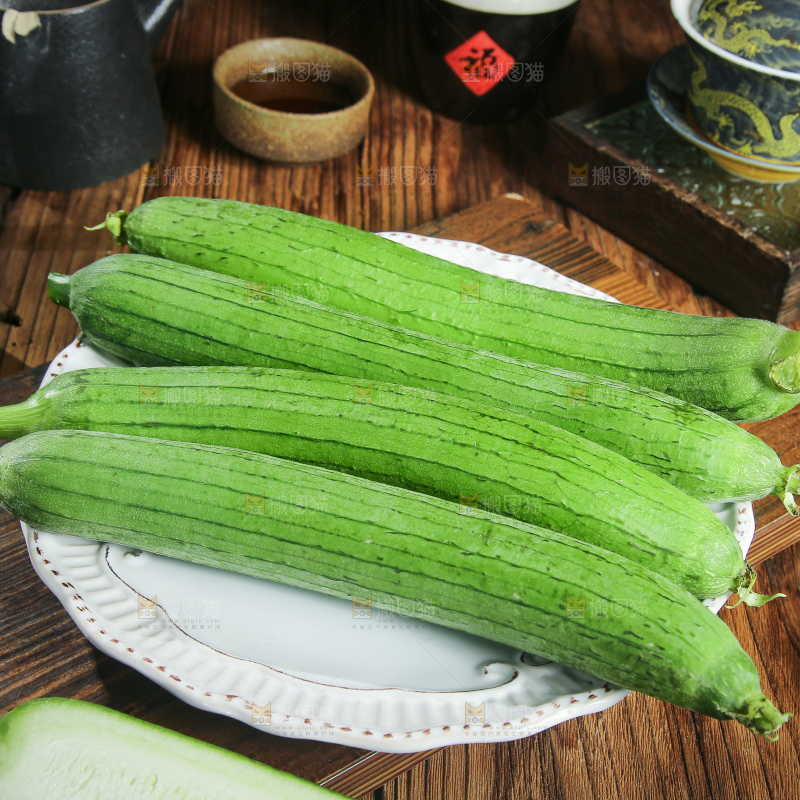 木底上的长丝瓜
