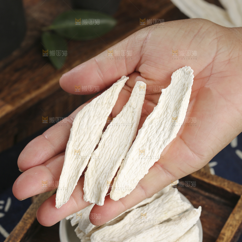 木底上的山药干片