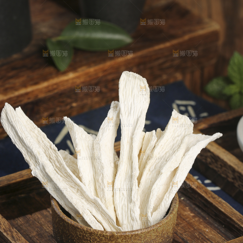木底上的山药干片