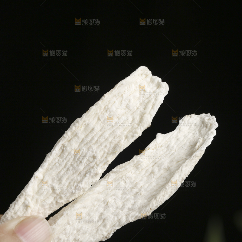 木底上的山药干片