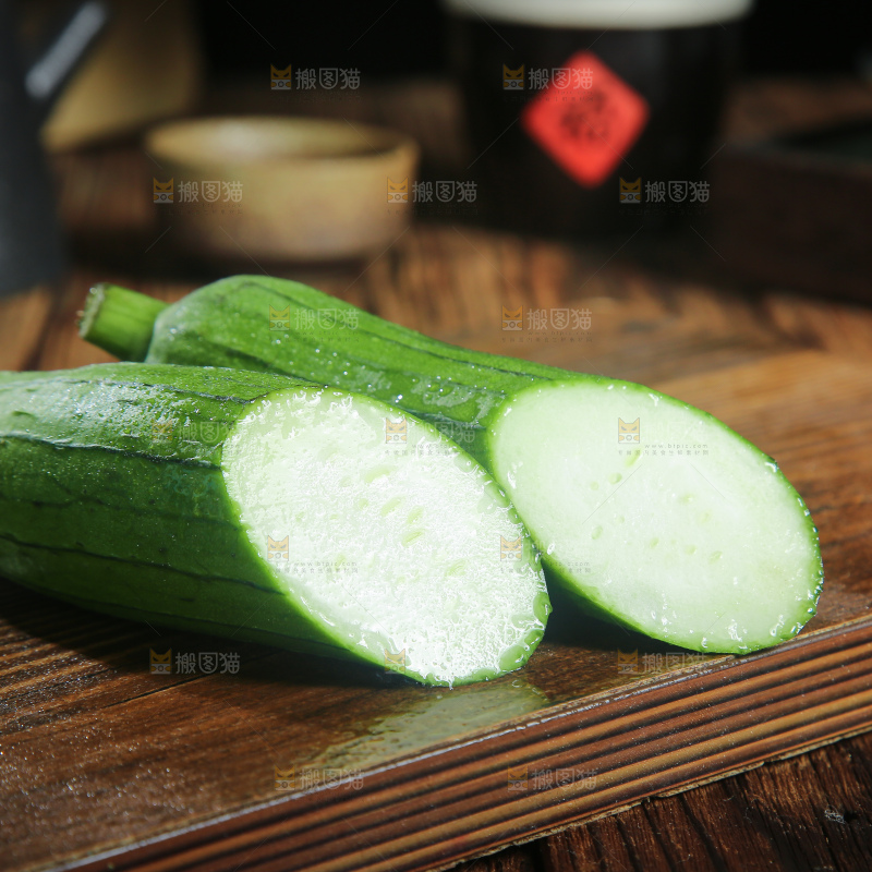 木底上的长丝瓜
