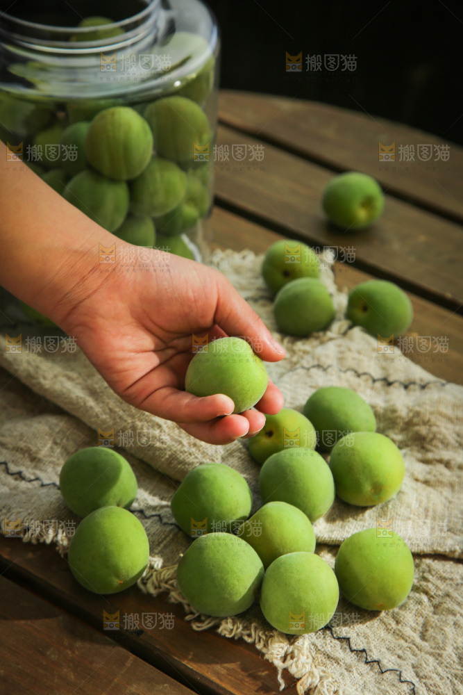 木底上的新鲜青梅
