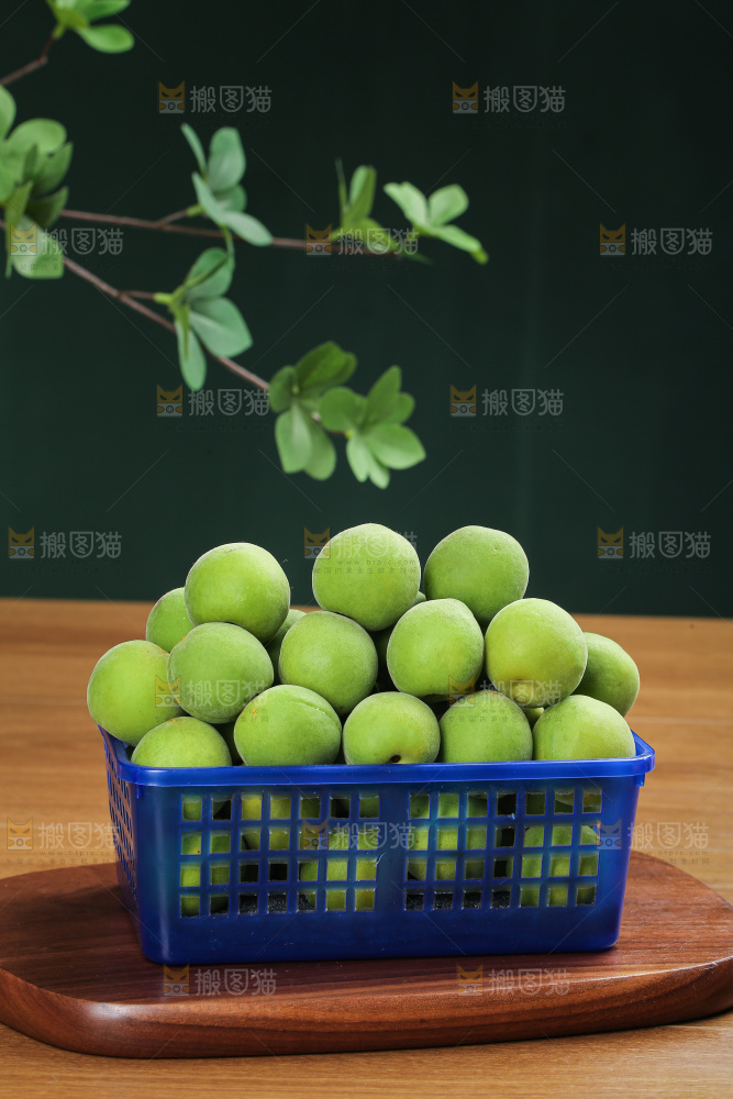 木底上的新鲜青梅
