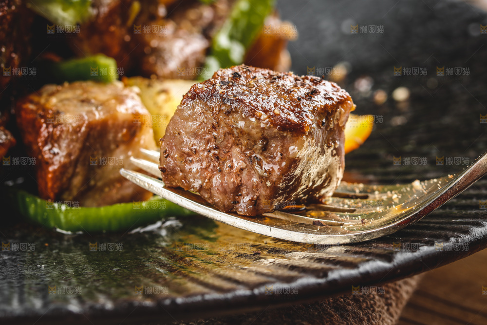 盘子里的黑椒牛肉粒