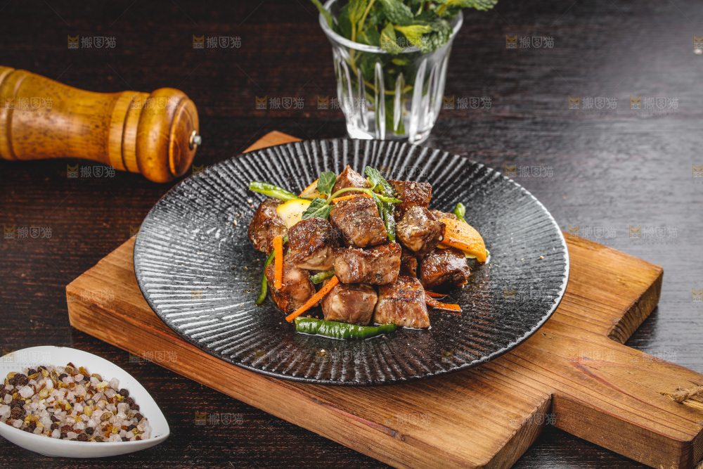 盘子里的黑椒牛肉粒