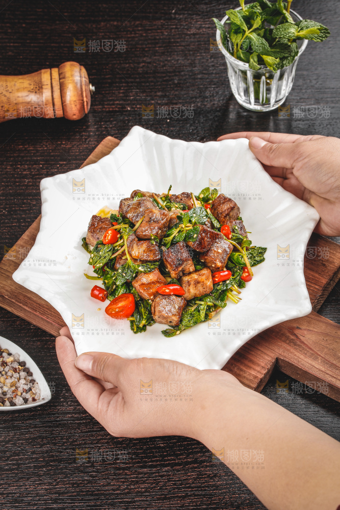 盘子里的薄荷牛肉
