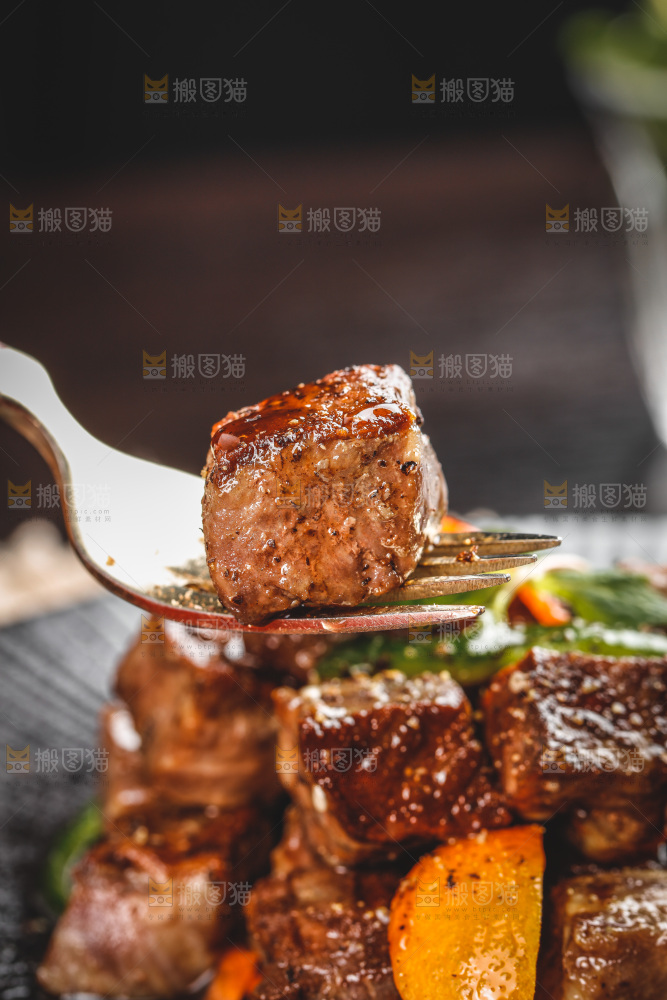 盘子里的黑椒牛肉粒