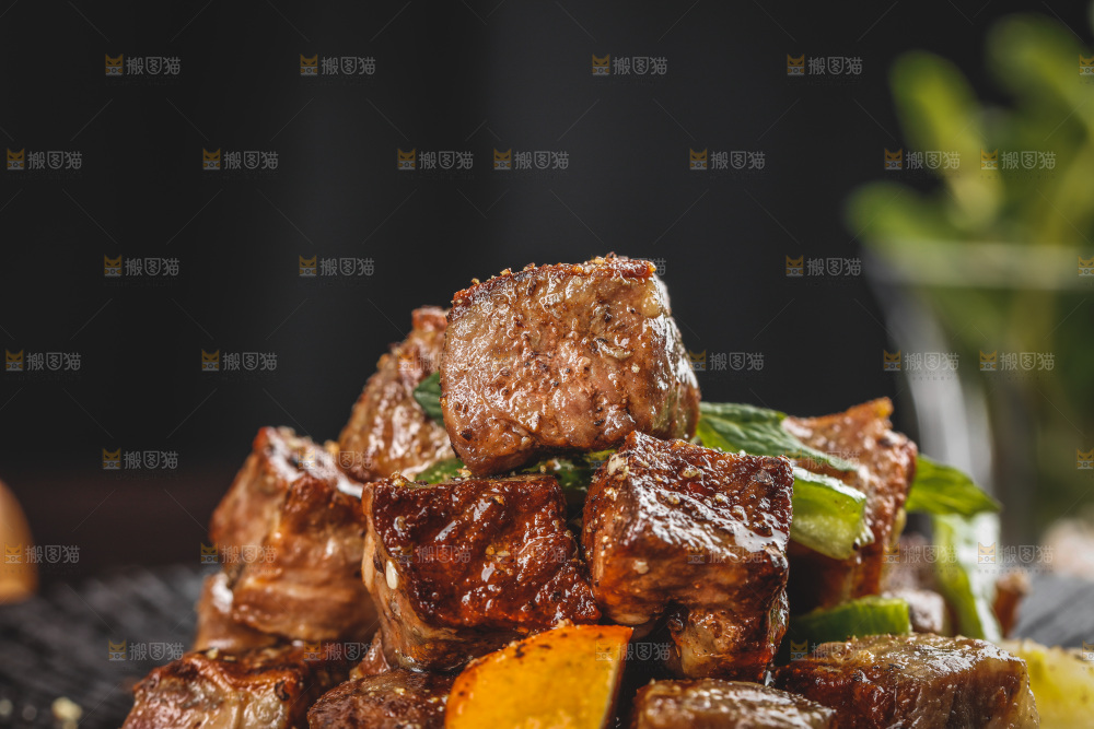 盘子里的黑椒牛肉粒