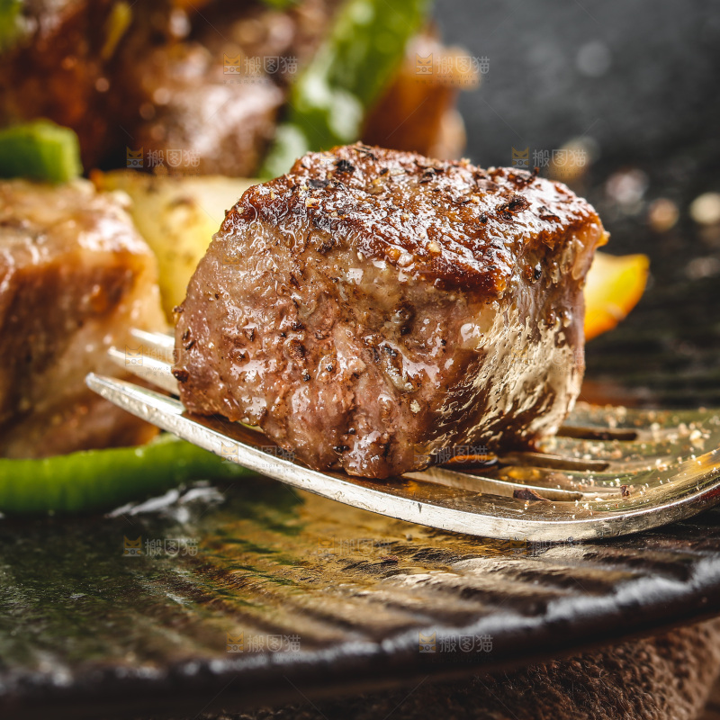 盘子里的黑椒牛肉粒