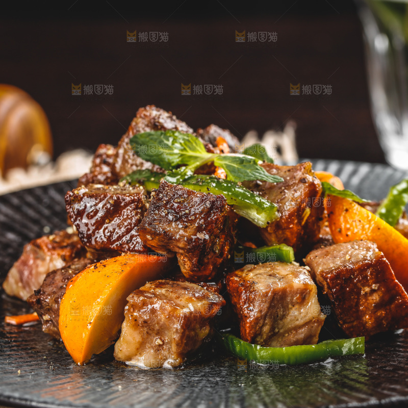 盘子里的黑椒牛肉粒
