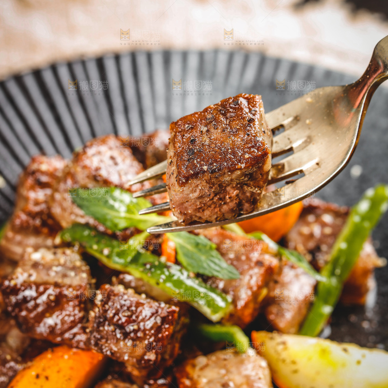 盘子里的黑椒牛肉粒