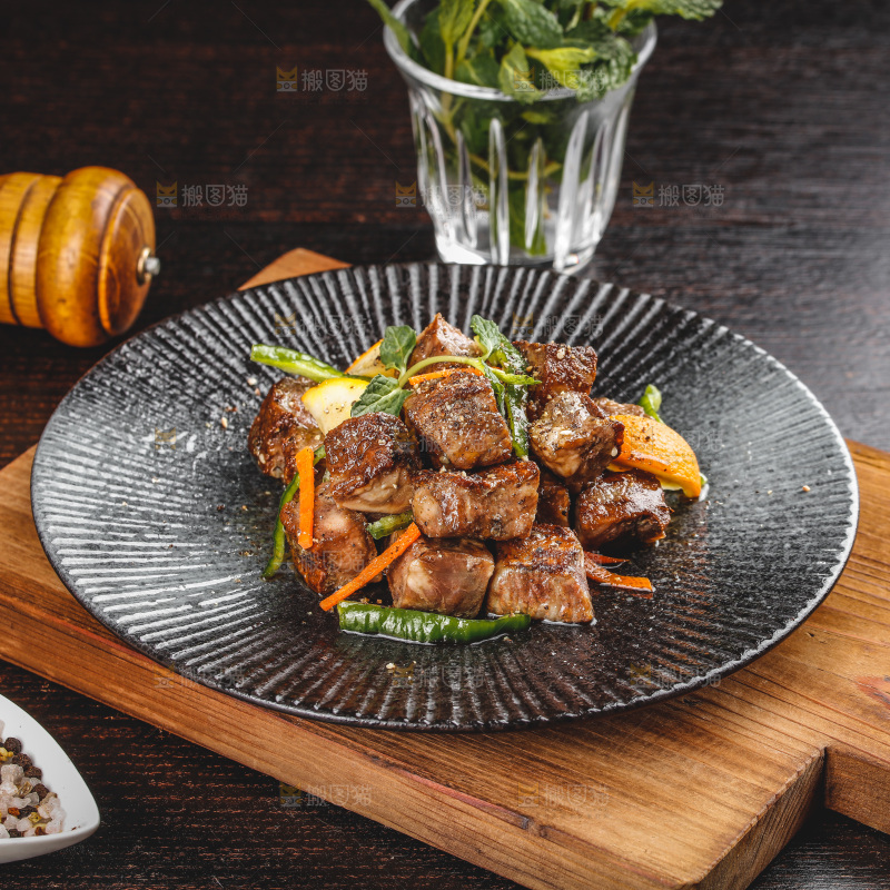 盘子里的黑椒牛肉粒