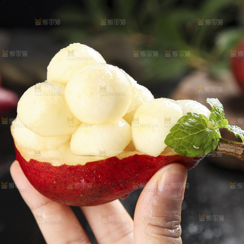手里拿着红啤梨