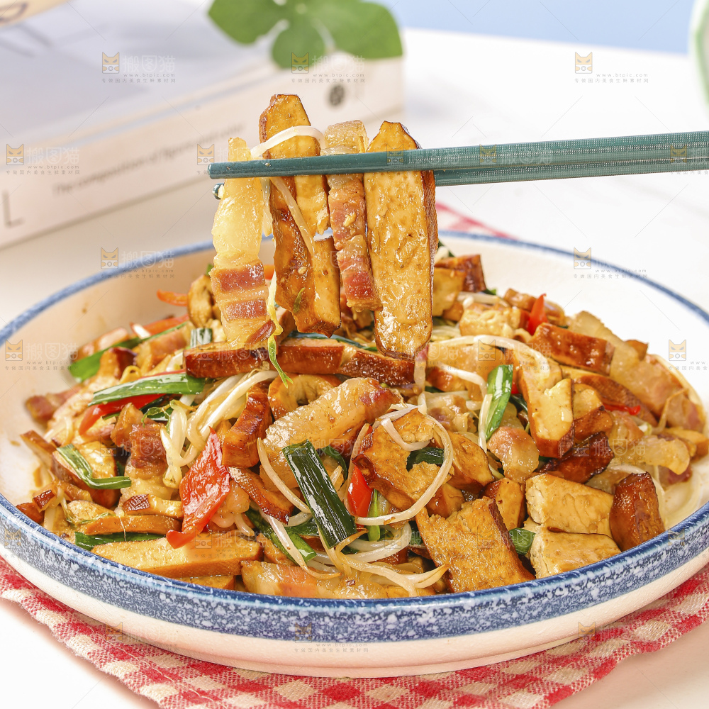 盘子里的炒豆干