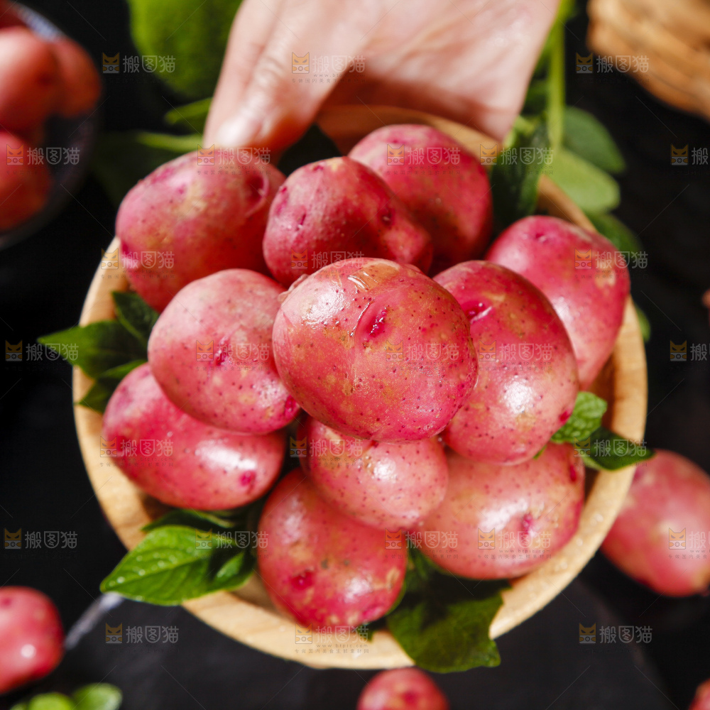 深底上的红皮土豆