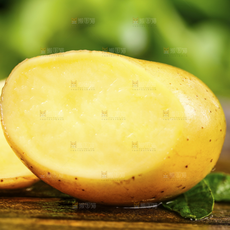 深底上的黄心土豆