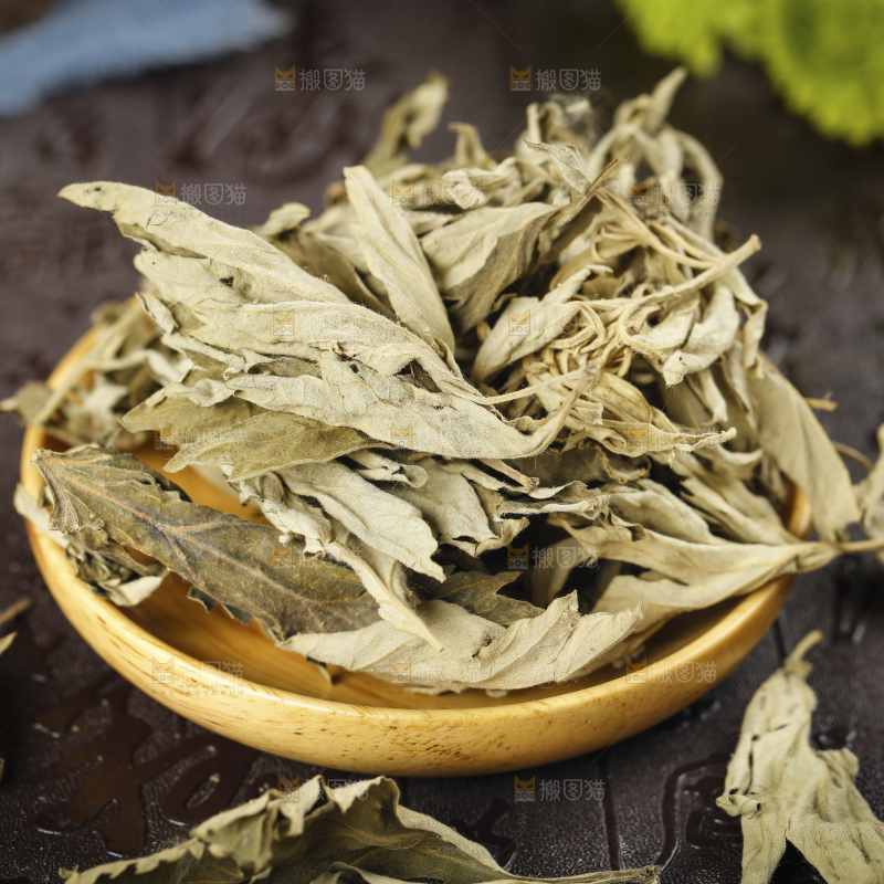 深底上的干艾叶
