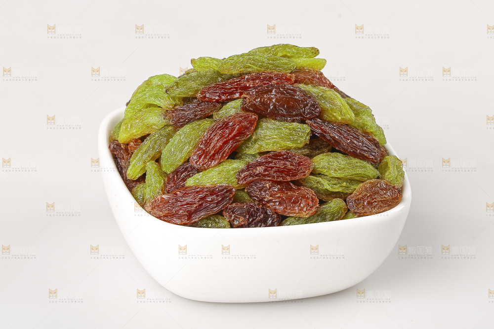 白底上的双色葡萄干