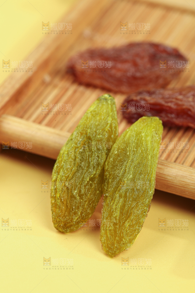浅底上的双色葡萄干