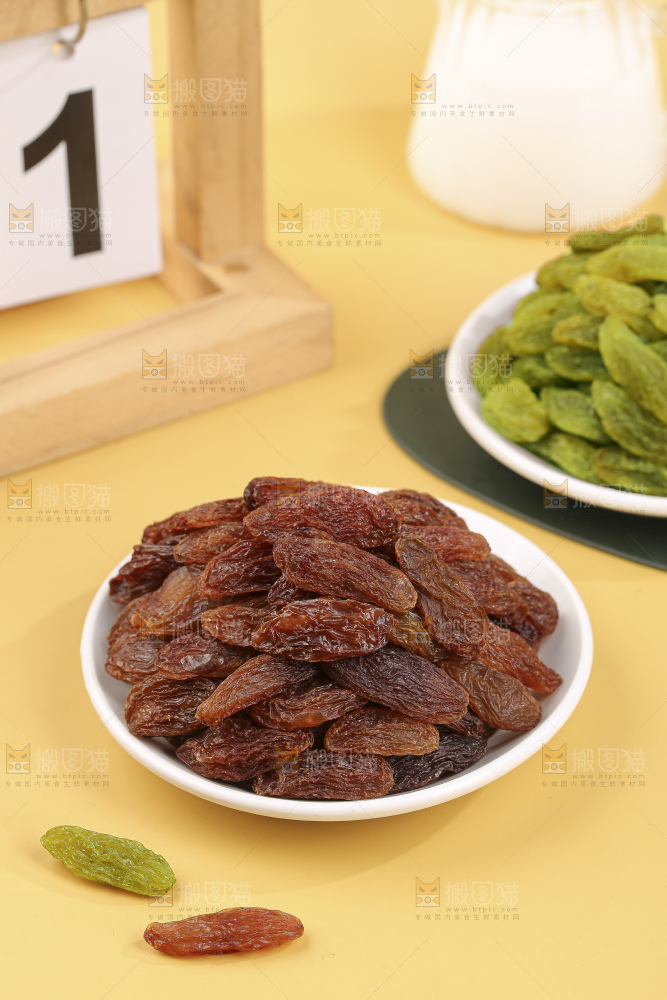 浅底上的双色葡萄干