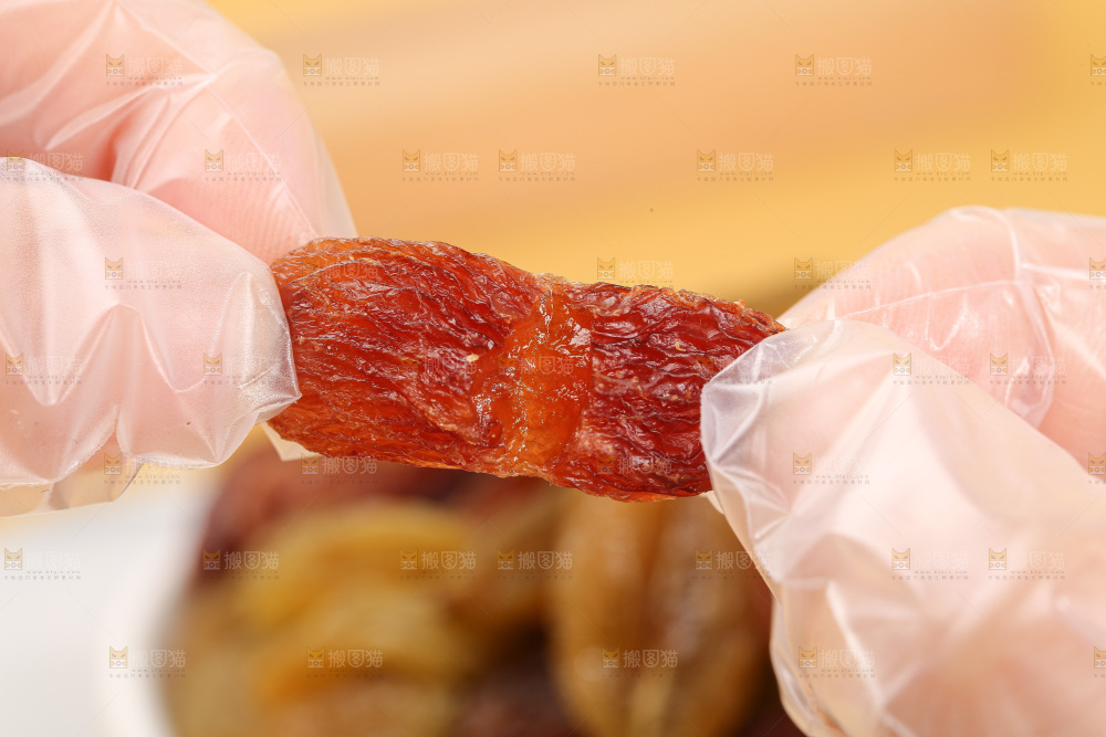 浅底上的双色葡萄干