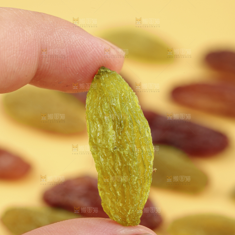 浅底上的双色葡萄干