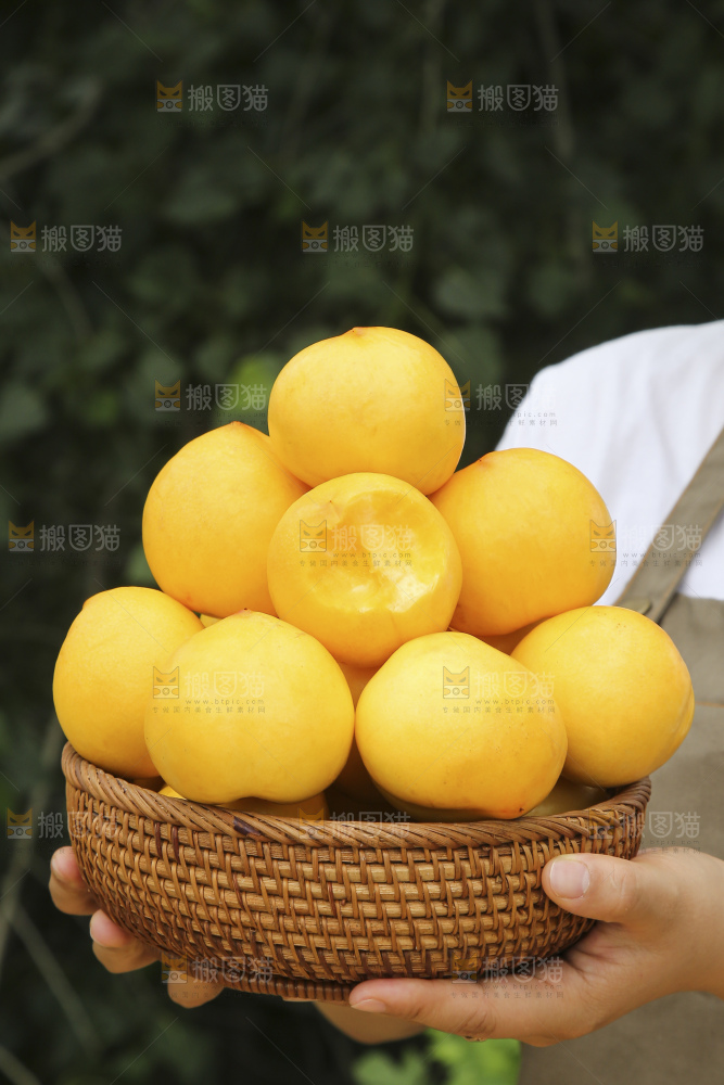 手里拿着黄油桃