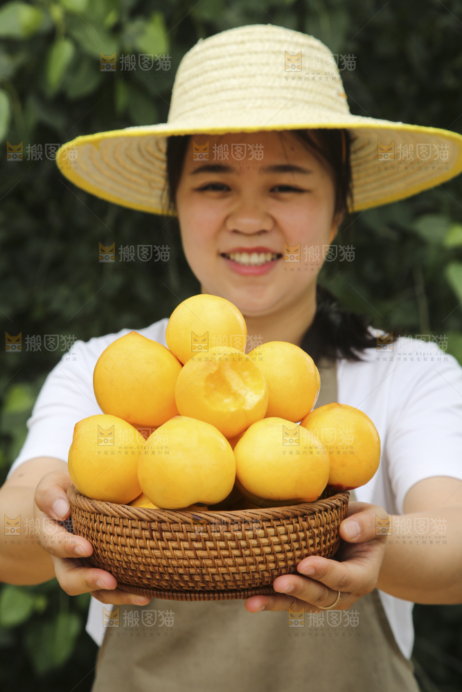 手里拿着黄油桃