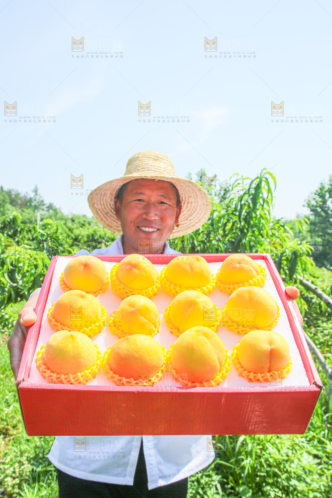 手里拿着黄毛桃