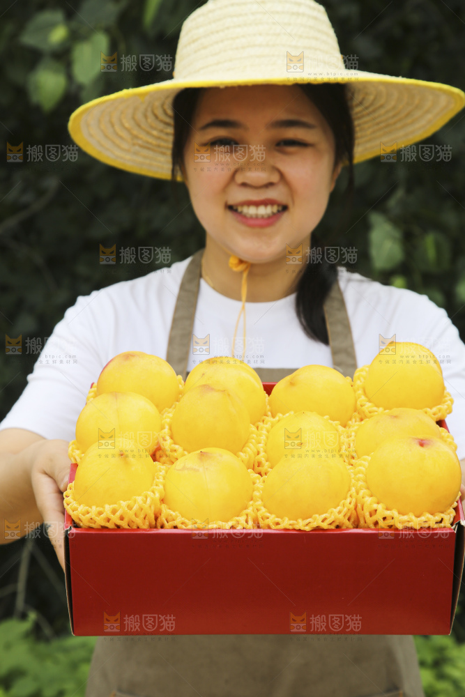 手里拿着黄油桃