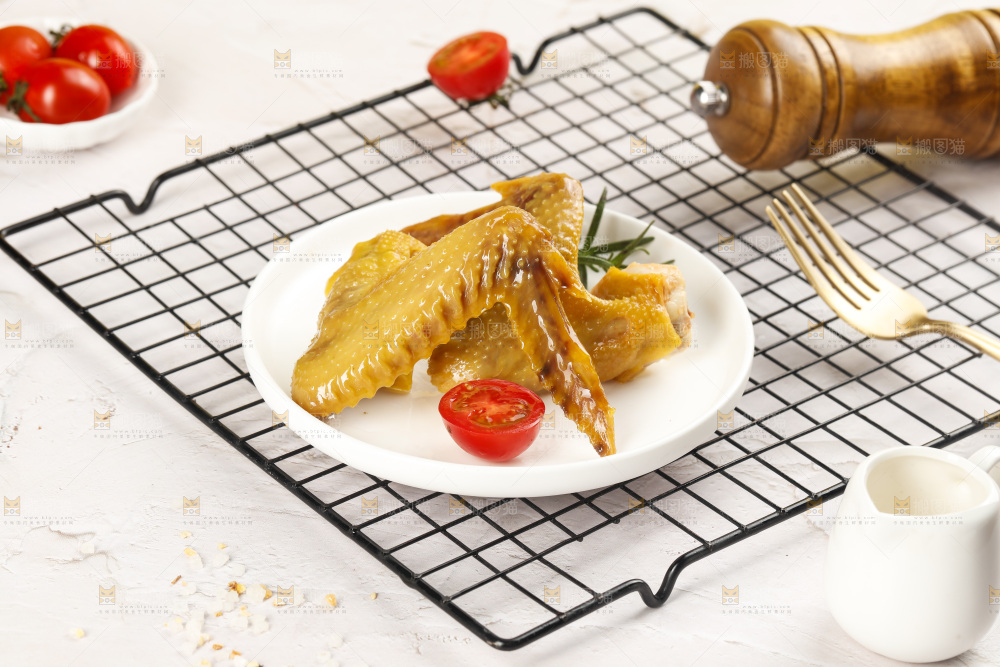 浅底上的鸡全翅