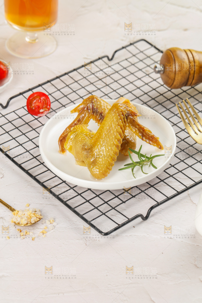 浅底上的鸡全翅