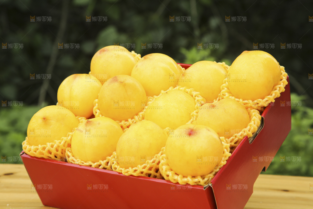 手里拿着黄油桃