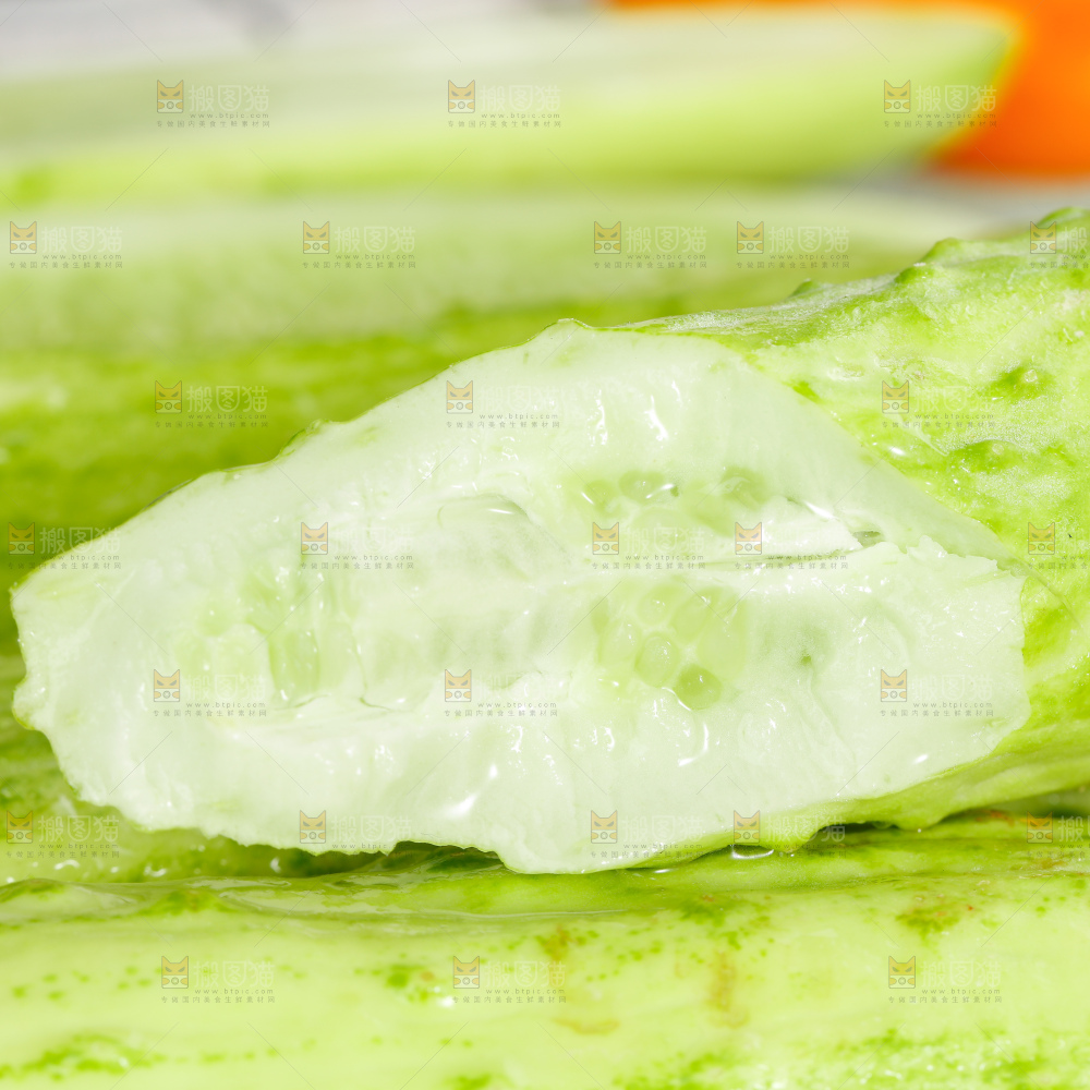 深底上的白玉黄瓜