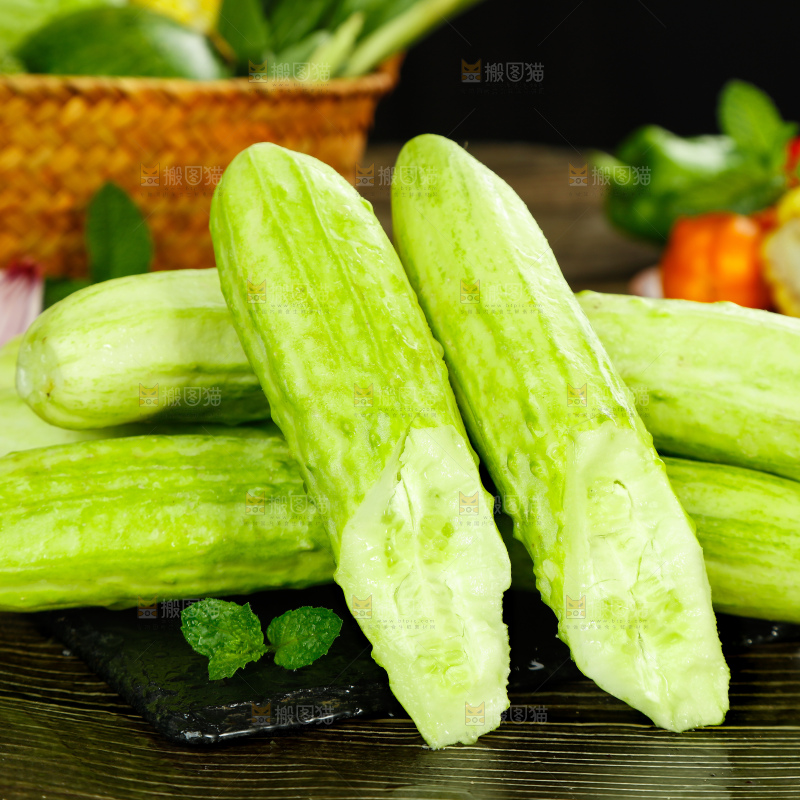 深底上的白玉黄瓜