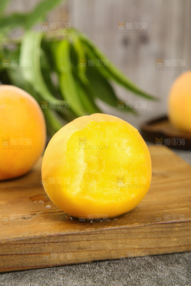 深底上的黄蜜桃