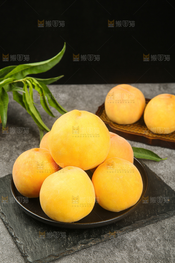 深底上的黄蜜桃