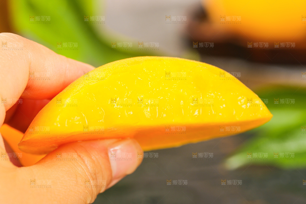 深底上的黄蜜桃