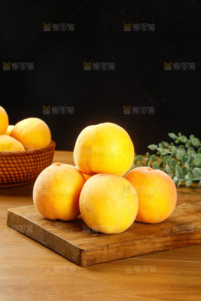 深底上的黄蜜桃