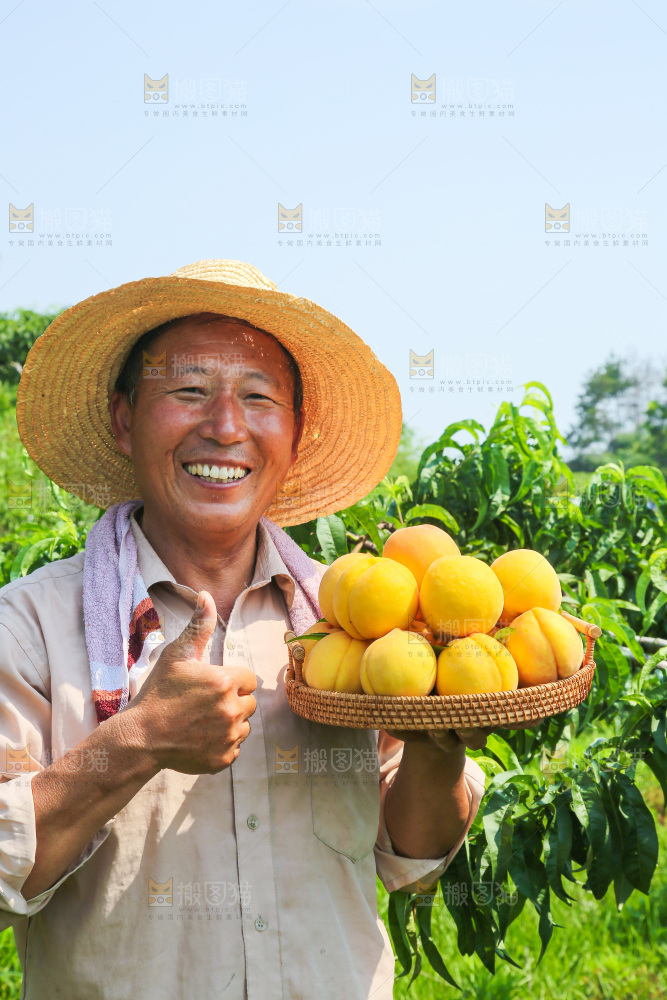 手里拿着黄蜜桃