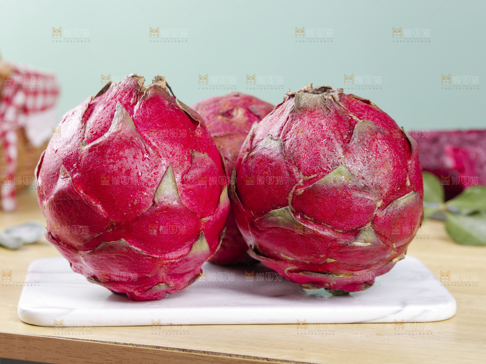 浅底上的红心火龙果