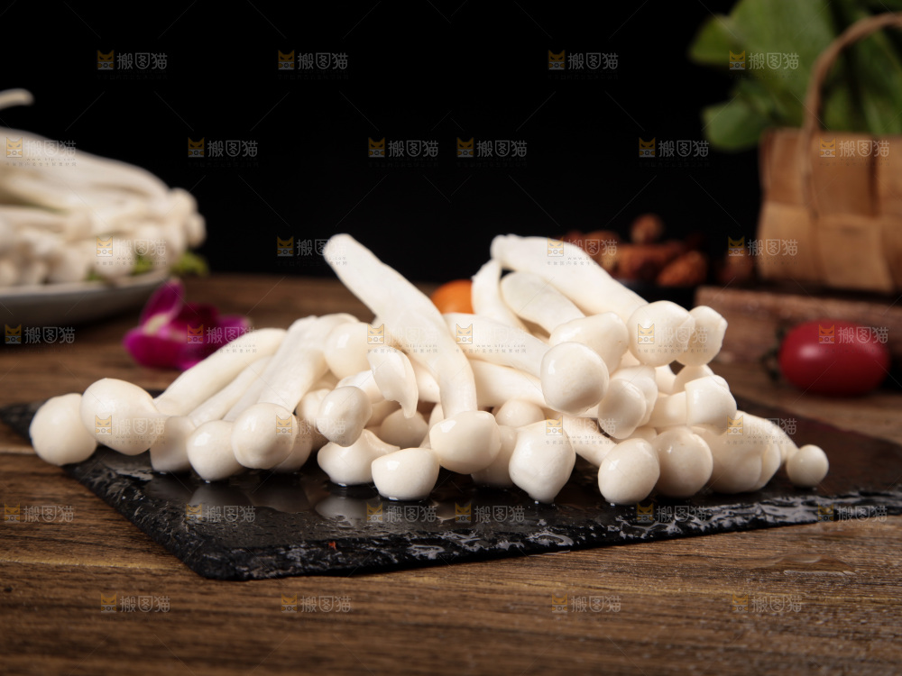 深底上的海鲜菇