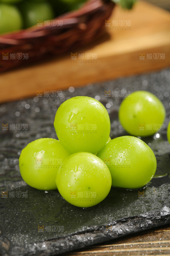 深底上放着阳光玫瑰青提